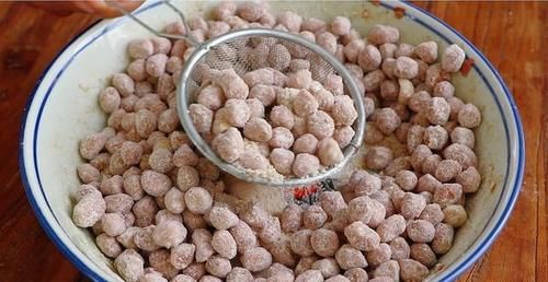  年夜饭花生好吃做法，打2鸡蛋，老做法教给你，吃一次就忘不了