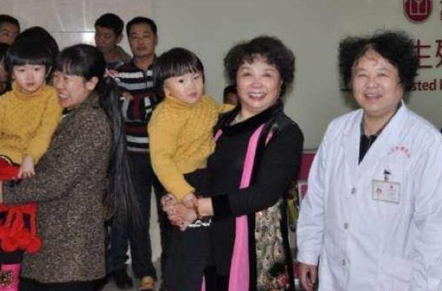 医生|当时不顾医生的劝阻，以60岁的高龄做试管婴儿的老奶奶，如今怎样