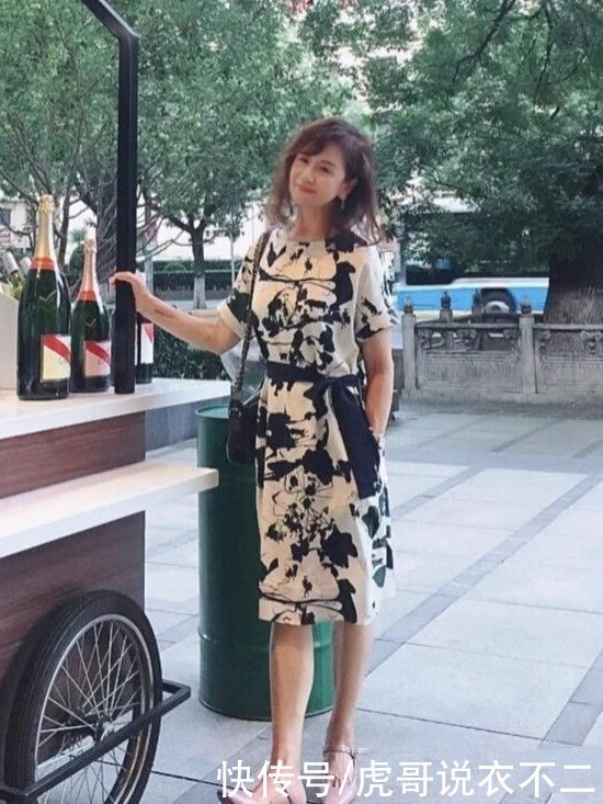 条纹衫|60岁女人夏季如何穿得时髦漂亮，教你4个技巧，分分钟年轻二十岁