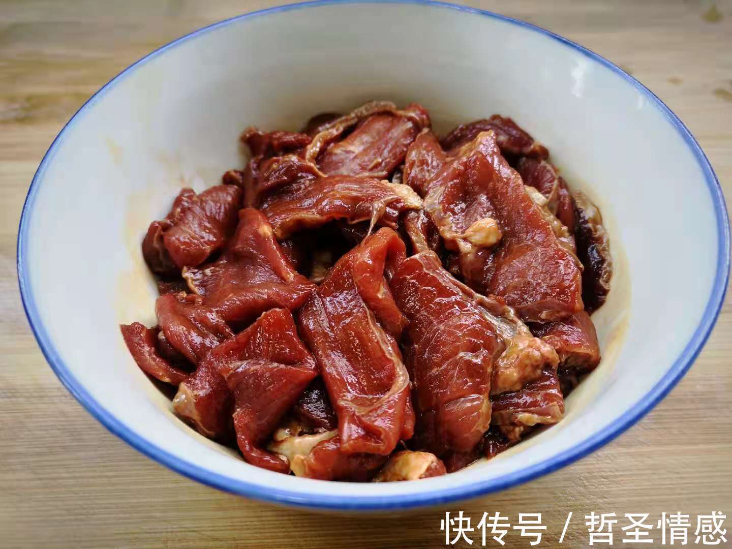 香菜拌牛肉|天一热就想吃这菜,切片一腌一煮浇上料汁,入味下饭,真解馋!
