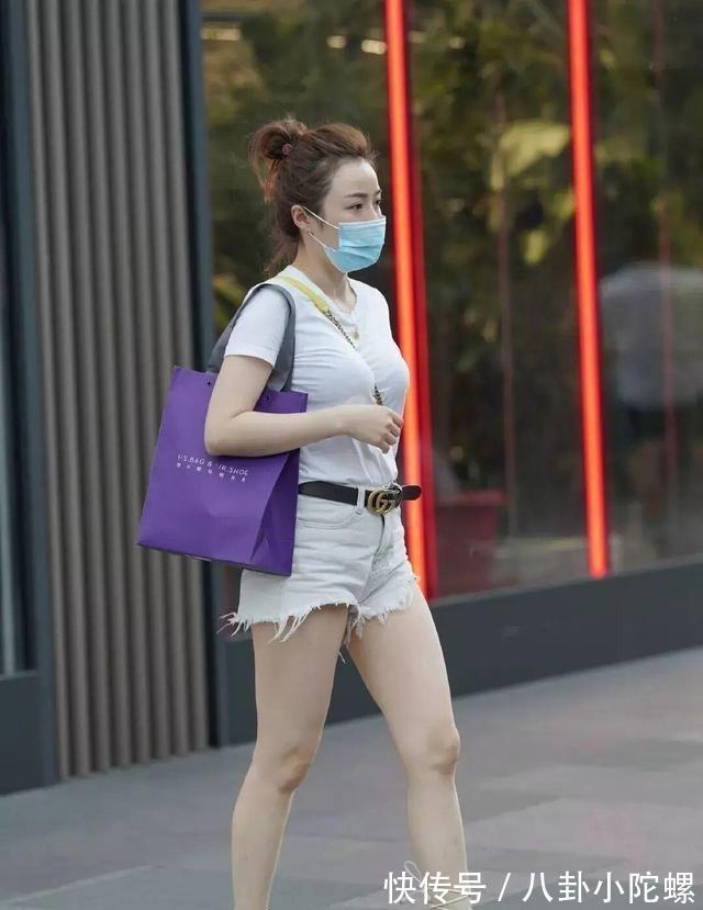 紧身|白T恤配高腰短裤，大气端庄，时尚优雅