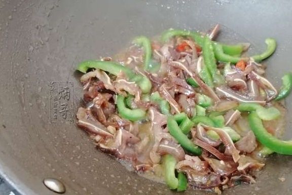 青椒籽|青椒和它是绝配,简单一炒就上桌,口感脆爽鲜嫩,好吃停不下筷子