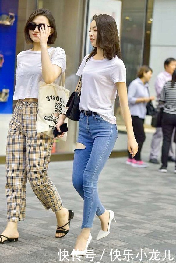 姐姐穿九分紧身牛仔裤，化了漂亮的妆，给人耳目一新的感觉