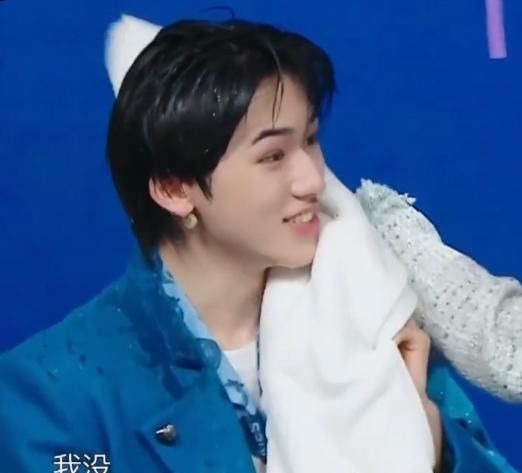 明星淋水暴露真实状态，蔡徐坤没变化，宋亚轩这肤色认真的？