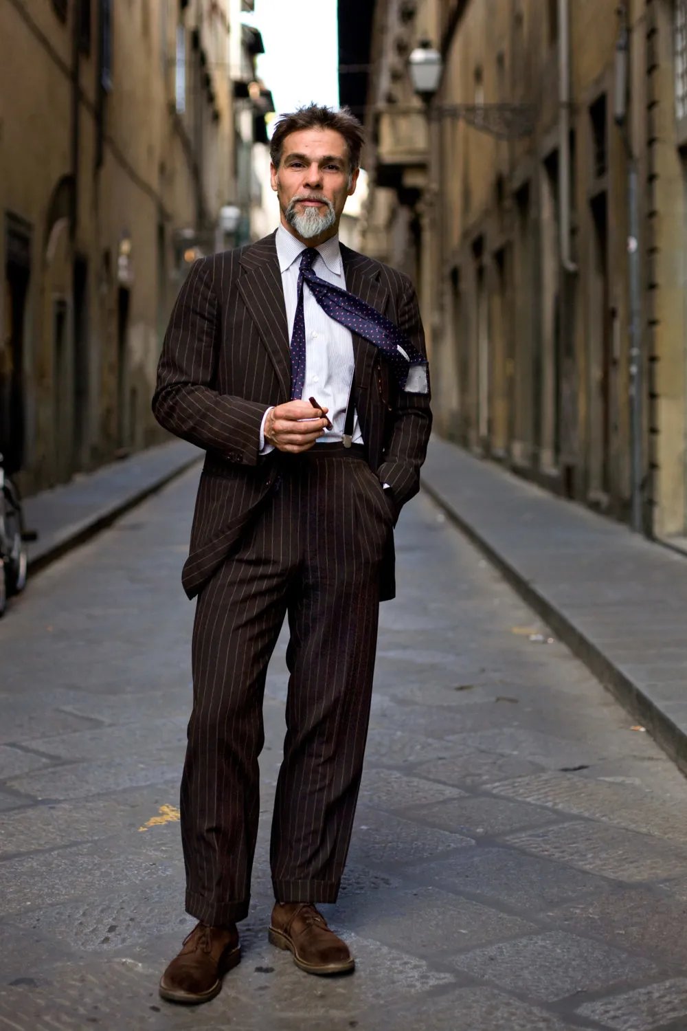 绅装博主有很多，但像 Simone Righi 这么“狂”的还真少见