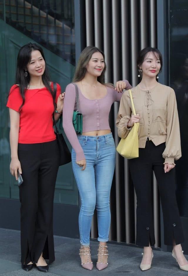 简洁唯美也可以很好的修饰腿型，牛仔裤衬托出女人的时尚魅力