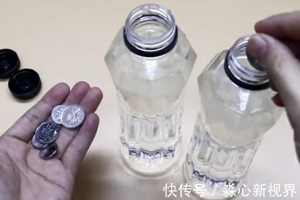 在塑料瓶里放几个硬币,放在阳台窗户上,解决了夏天的一大烦恼!