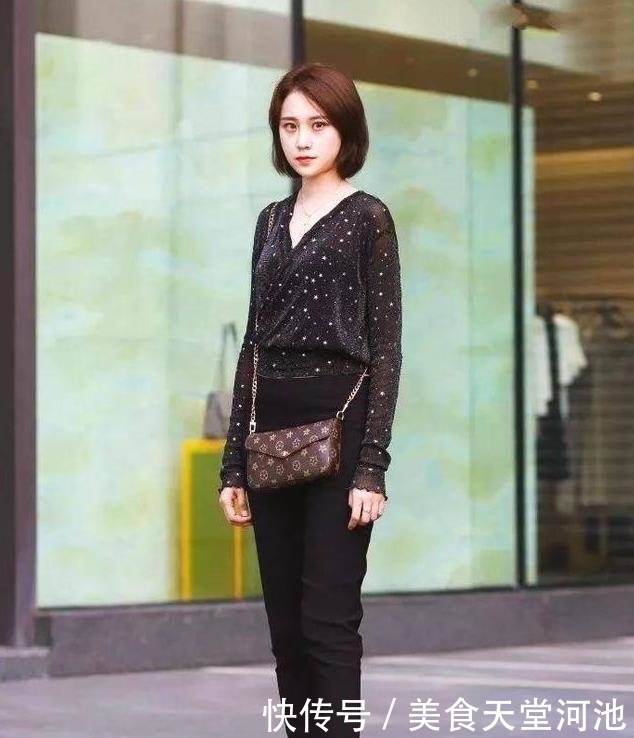 街拍: 一件露肩上衣+迷你短裤, 性感撩人