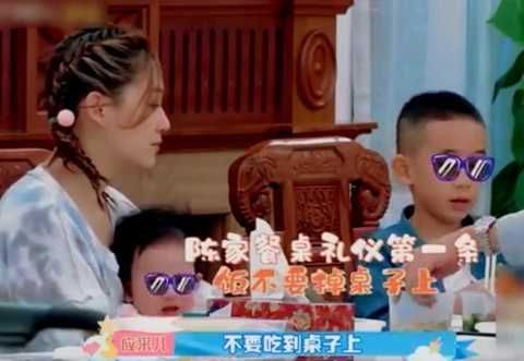 陈小春吃宴席被批没教养,自己扒菜不顾他人感受,对儿子却双标