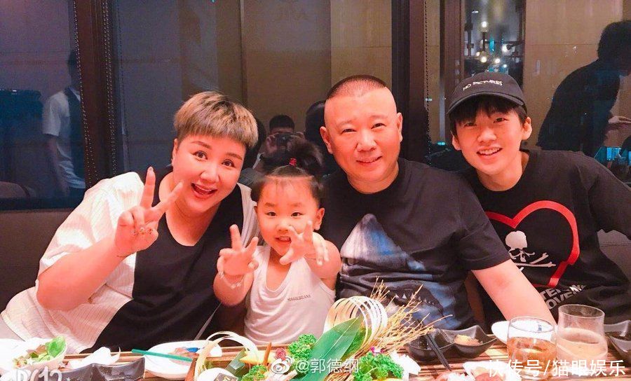 郭德綱6歲小兒子玩自拍,小臉圓潤門牙縫隙大,五官太像老媽王惠