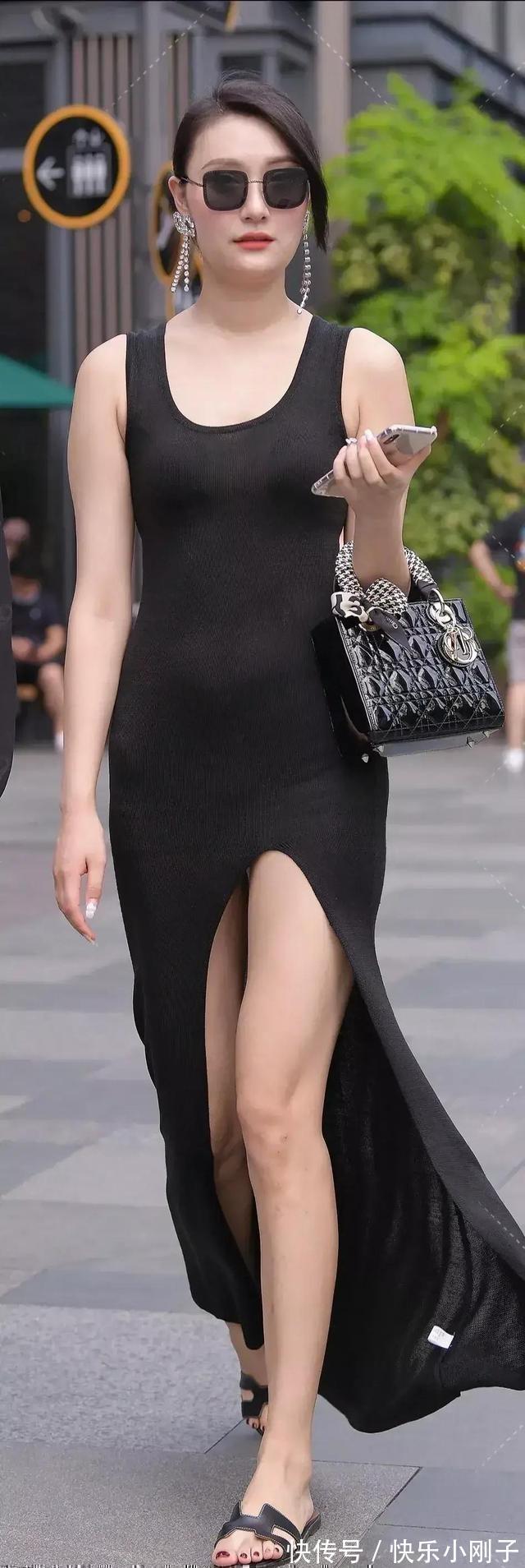 时尚 穿时尚连衣裙的美女,休闲塑形又耐看,增高显瘦