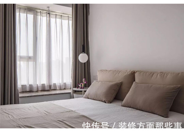 荷尔德林|86平现代简约风二居室，客厅打破常规的布局设计时尚