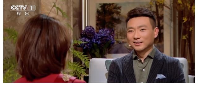 康輝首登《朗讀者》，講述主持背后的故事，身旁董卿控制不住眼淚
