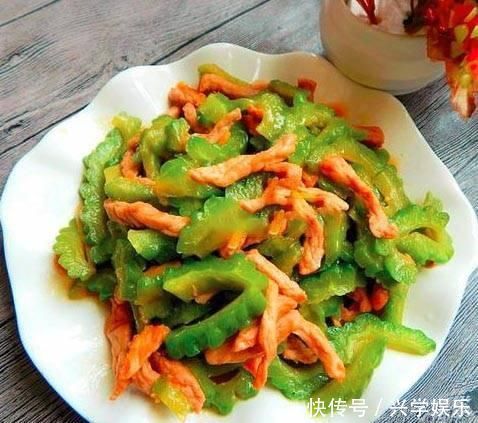苦瓜炒肉丝是有诀窍的,这样炒苦瓜不苦,肉丝不柴,色泽翠绿好吃