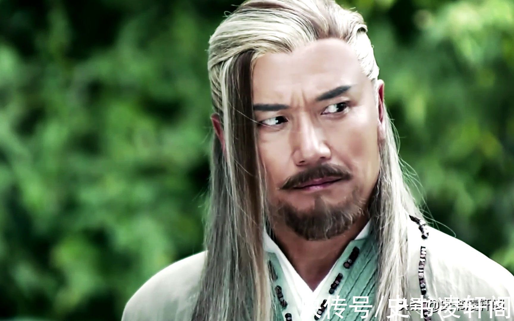 杨过@襄阳决战,杨过单挑金轮时为何不用玄铁重剑?他犯了高手的通病