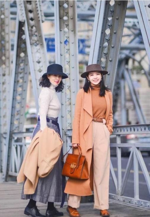 穿搭真|街拍:穿黑色蕾丝裙的美女,成熟有韵味,撩发的姿势洒脱大气