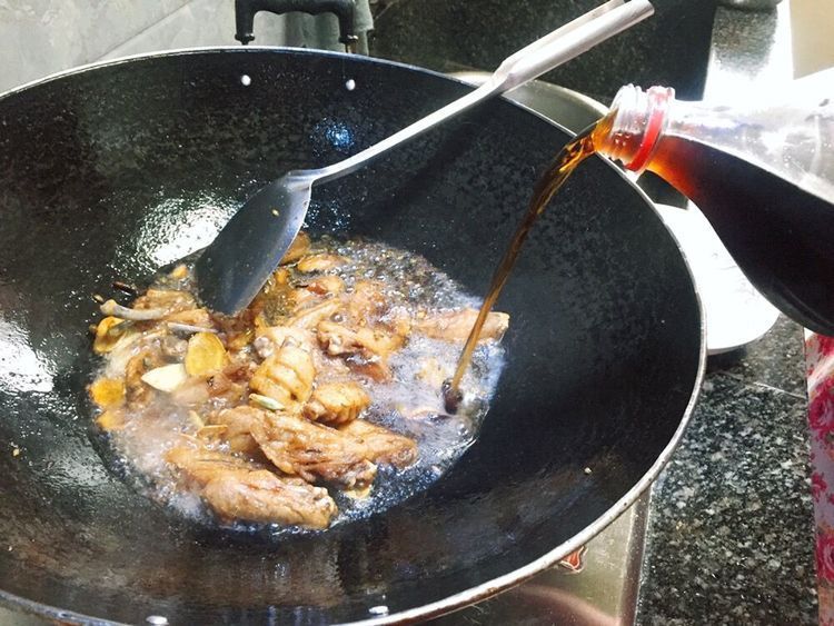 色香味俱全的可乐鸡翅,家人都很喜欢吃又实惠,招待客人倍有面