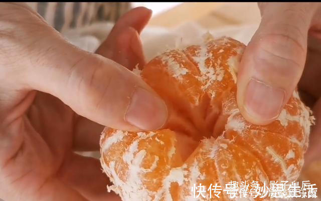 面粉里加2个橘子，不用揉面，不烤也不烙，筷子一搅，营养又解馋