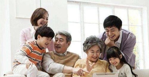 在你身边|为什么奶奶越来越遭嫌弃,姥姥却成为带娃主力军?理由其实很现实