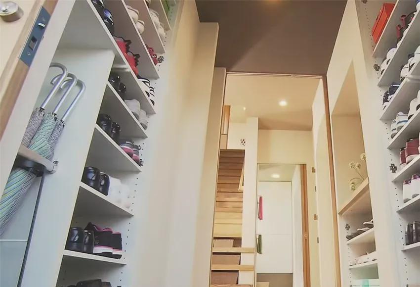 棉被|日本五个女生共睡一屋，用棉被隔开当房间，过着极致蜗居的生活