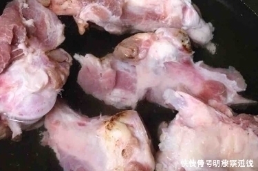 猪骨|猪肉的这个部位要常买,十几元一斤,钙含量极高,老人小孩要常吃