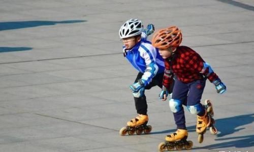 肉肉|两岁宝宝偷偷摆弄“小肚腩”,被妈妈发现后,瞬间变脸表情超萌