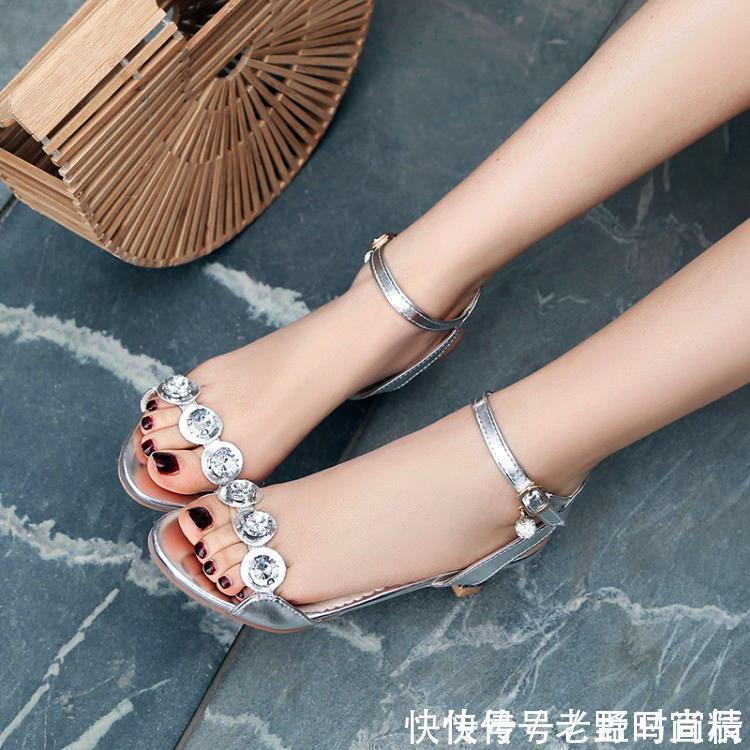 甜美 厚重的凉鞋太丑了!大方简约一字扣凉鞋,甜美减龄又柔情小女人味