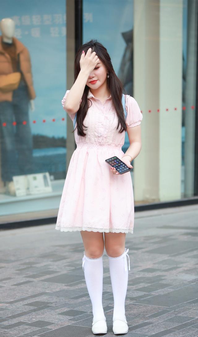 干净|粉色连衣裙减龄效果好, 搭配白色长筒袜, 清爽干净还凸显青春气息