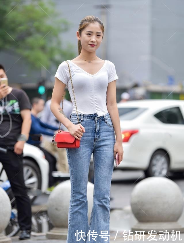 高跟鞋|洁白淑女T恤，搭配不对称喇叭裤，性感高挑尽显女性魅力