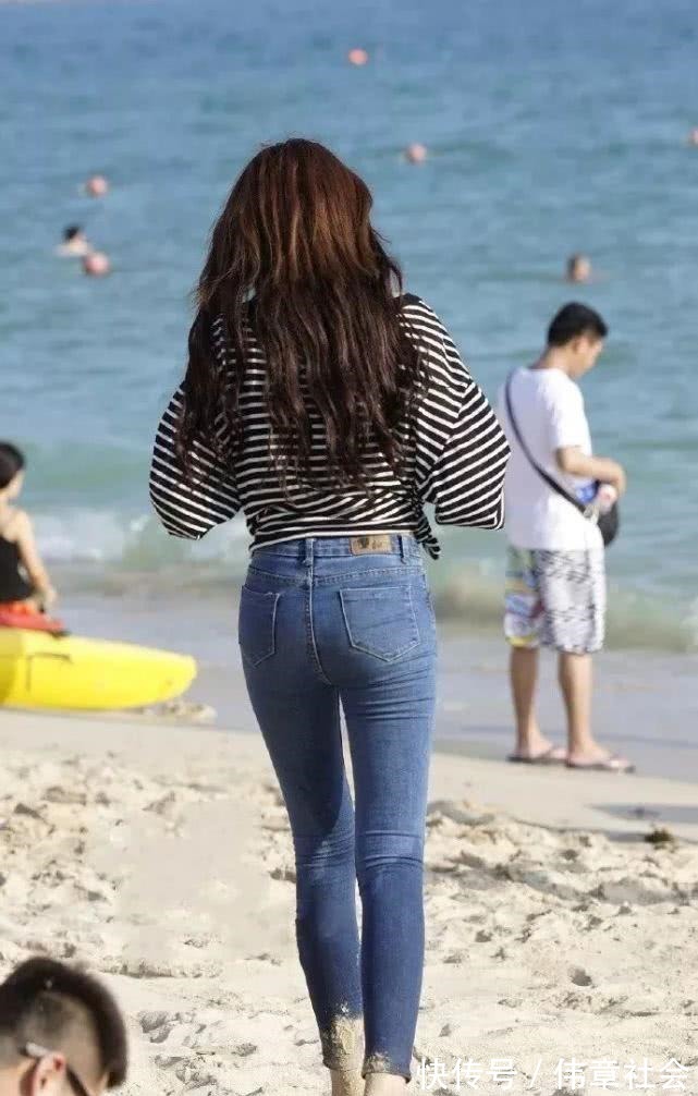 身姿 赤足踏浪小美女,宽松上衣配牛仔长裤,掩盖不住苗条的好身姿