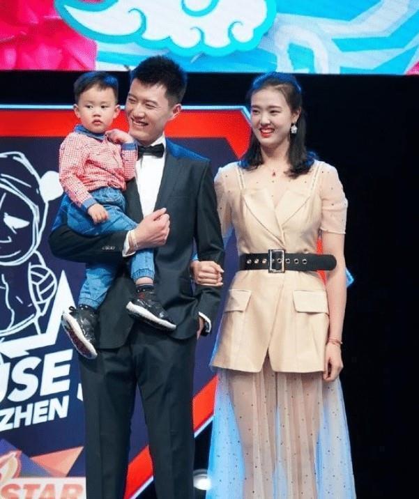漏背装|中国女排美女如云,刘晏含漏背装刷新网友认知,这也太大胆了