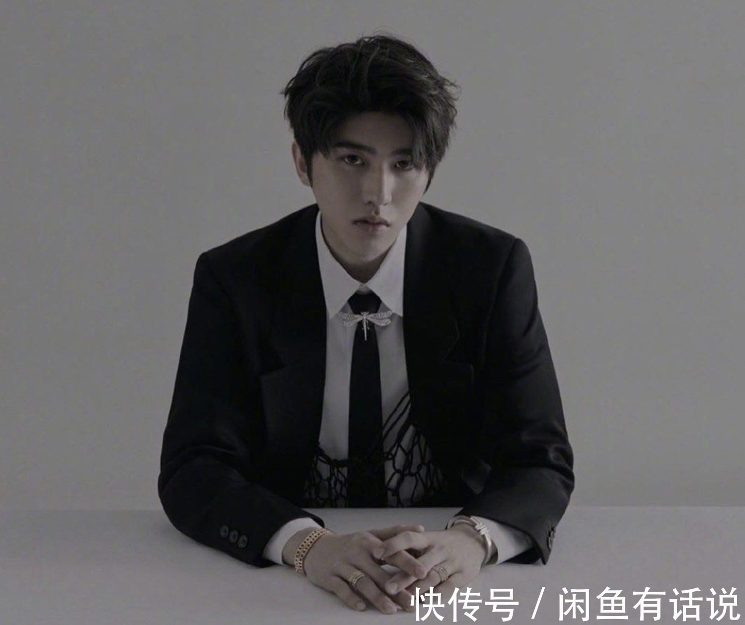 爱豆们|现在的男爱豆真拼，抹口红挂耳环不算啥，穿“开叉裙”才叫真厉害