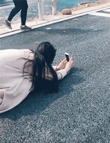 |搞笑GIF趣图:为了拍照,妹子也是拼了,不顾形象了