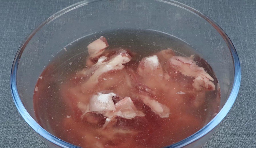 洗羊肉时，只用清水洗是错误的，加入3样东西，羊肉干净又没膻味！