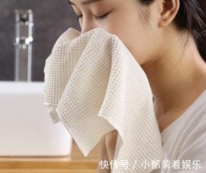 洗面奶|刚打湿脸就涂洗面奶,难怪黑头越长越多,告诉你正确的洗脸方法