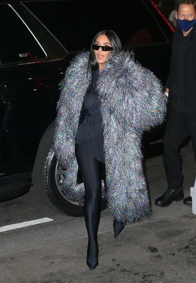 大衣 冬天贵妇都在穿皮草,金卡戴珊也不例外,气质太高贵了