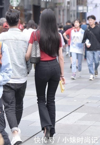街拍红色上衣塞进喇叭裤尽显“都市女性”夏日风,束脚高跟鞋一般人驾驭不了