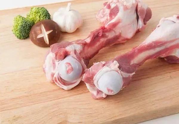 骨头汤别直接下锅,牢记3个技巧,炖出的汤奶白香浓,还吃不腻!