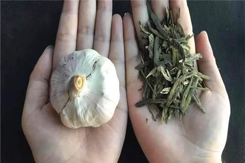 大蒜加茶叶放在一起，用途多又好，适合现在用