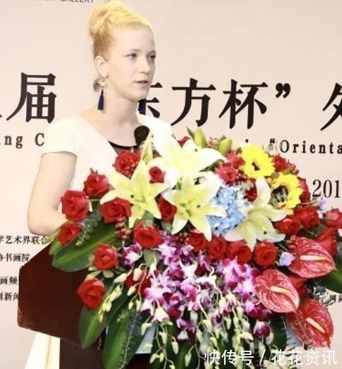 书法艺术$俄罗斯金发美女秀书法,法度严谨,一手险绝的欧楷让人叹服,羡慕