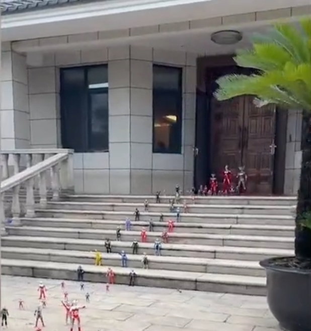 空地上|爷爷将2000个奥特曼摆满自家别墅,萌娃:相信光就不会累