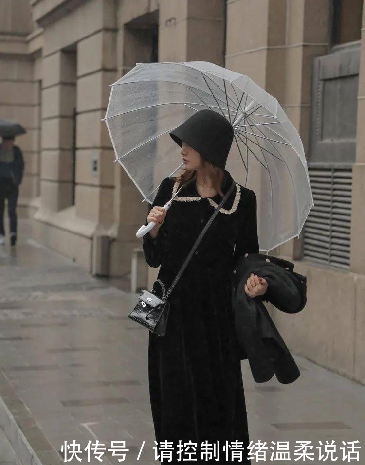 2021年第一套绝美气质穿搭:丝绒裙+毛衣!!!