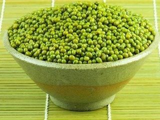 绿豆富含氨基酸，它的营养是大米的3倍，能清热解毒，降血脂
