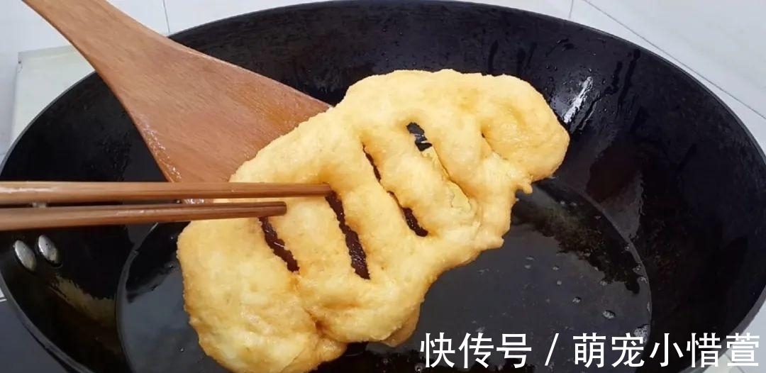 2个鸡蛋，3勺面粉，不用擀面，做出创意油炸饼，比吃油条还过瘾！