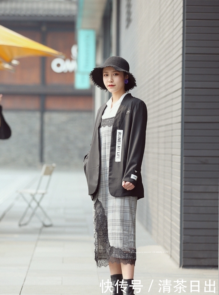 美少女|街拍:活泼开朗的美少女,白色T恤配上黑色短裙,青春又时尚!