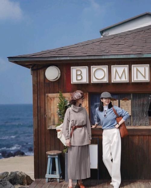 这对“神仙母女”初春穿搭太美，50岁妈妈照着穿，气质优雅更时髦