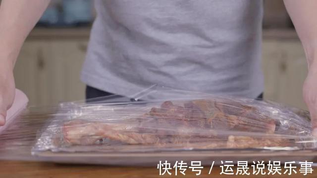 吃肉|羊腿在家这样烤,不膻也不腥,大口吃肉,特过瘾