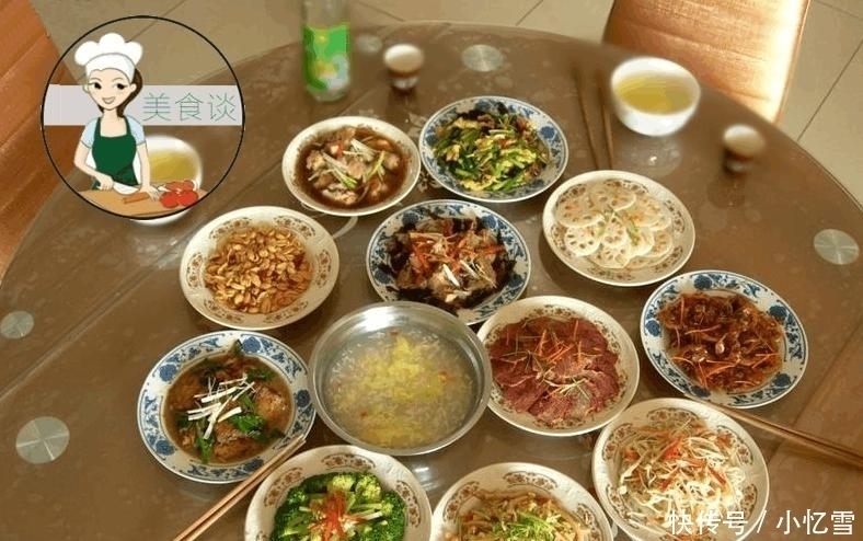 周末家庭聚餐,老妈嫌在外面吃太破费,做了11菜一汤,吃个精光