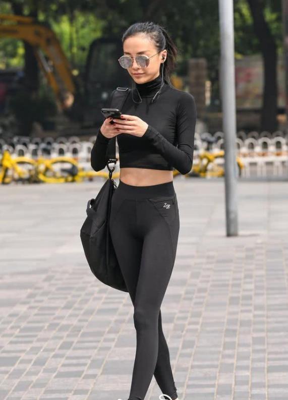 高跟鞋|街拍软玉温香的美女，一件白色上衣配黑色短裤，时尚达人气质