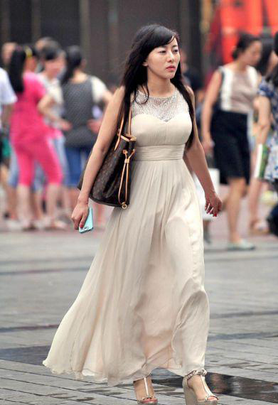 街拍:身材微胖的小姐姐,墨镜戴出了气质,波浪秀发很吸睛